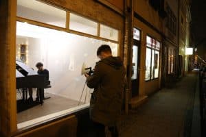 Julius Dürrfeld filmt Philipp Hermann beim Klavierspielen